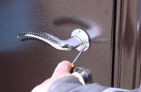 Замена дверной ручки металлической двери в Строителе