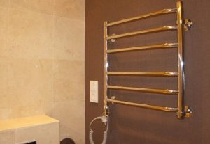 Установка электрического полотенцесушителя в ванной в Строителе
