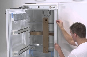 Установка встраиваемого холодильника в Строителе